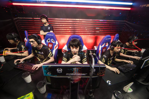 但眼神坚定 但眼神坚定